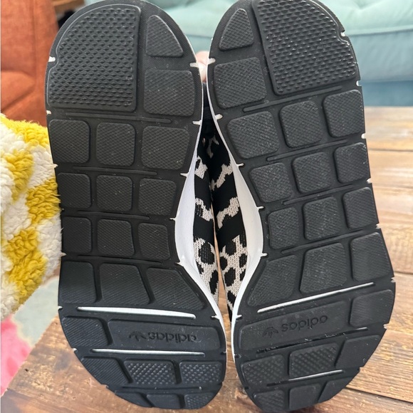 NEW! adidas Swift Run W 7 Raw White/Core Black/Carbon - Picture 3 of 15